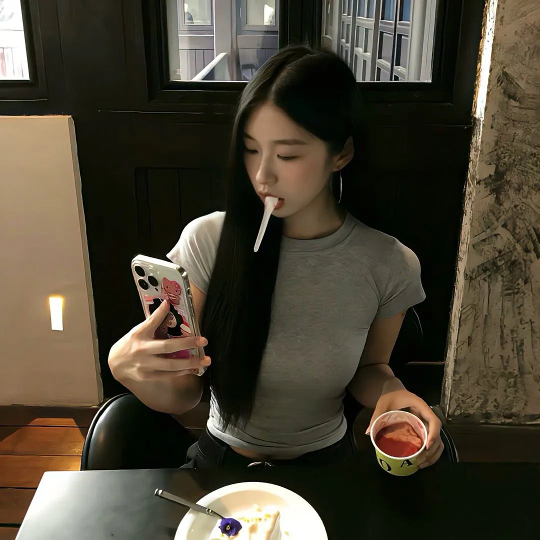 坐推土机的少女